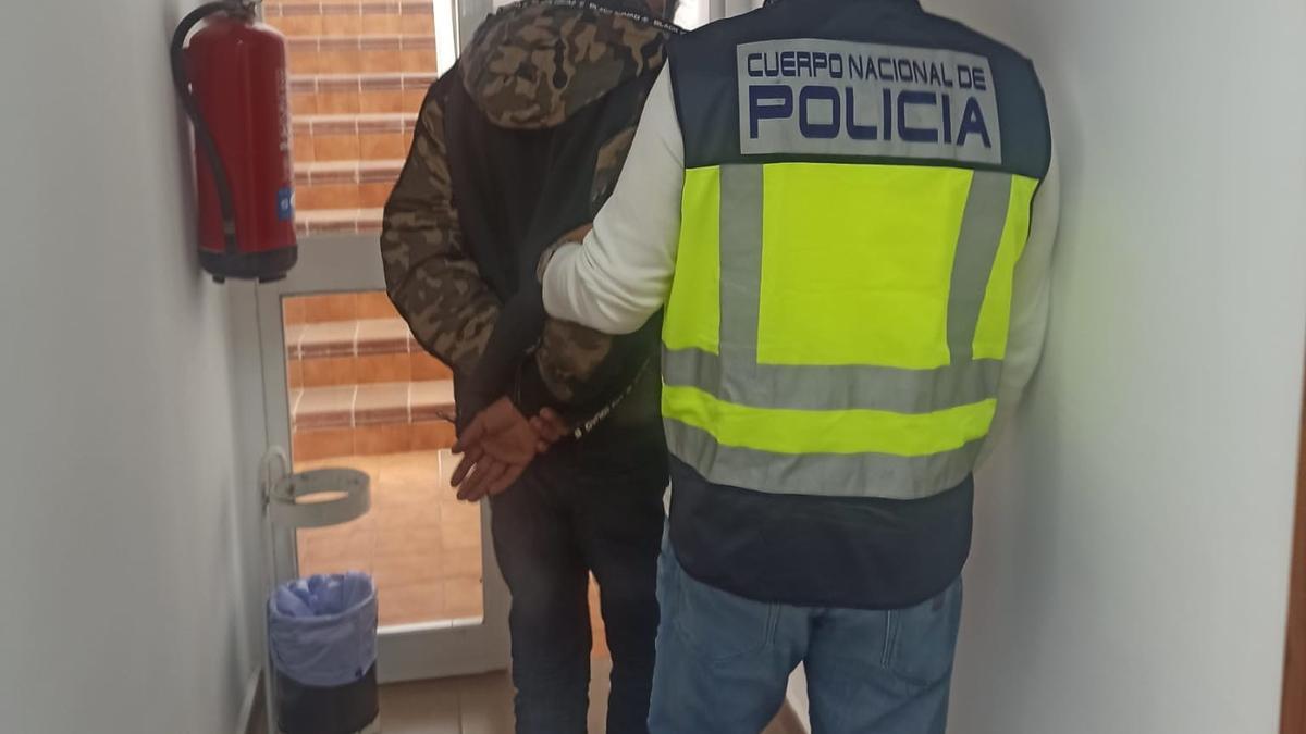 El acusado, tras ser detenido.