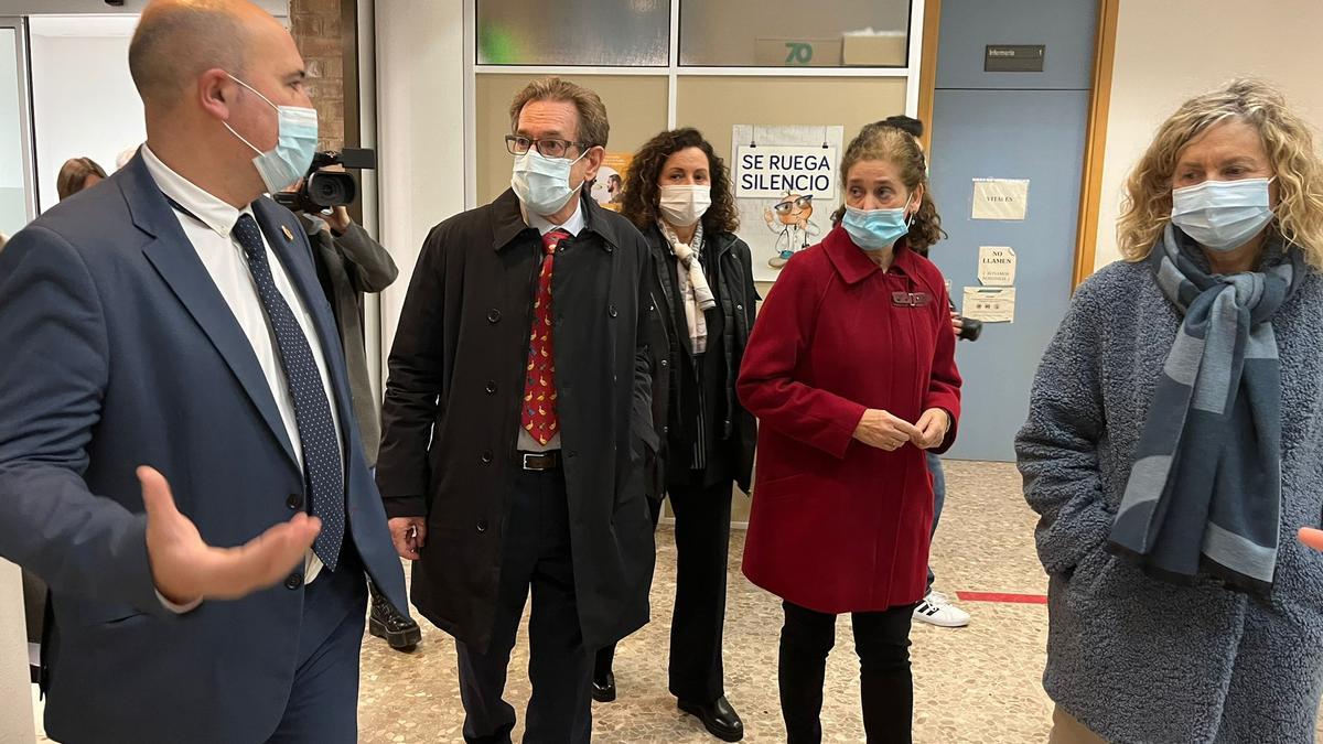 Visita del conseller Miguel Mínguez al centro de salud de Massamagrell. Junto a él, a la izquierda, el alcalde Paco Gómez.