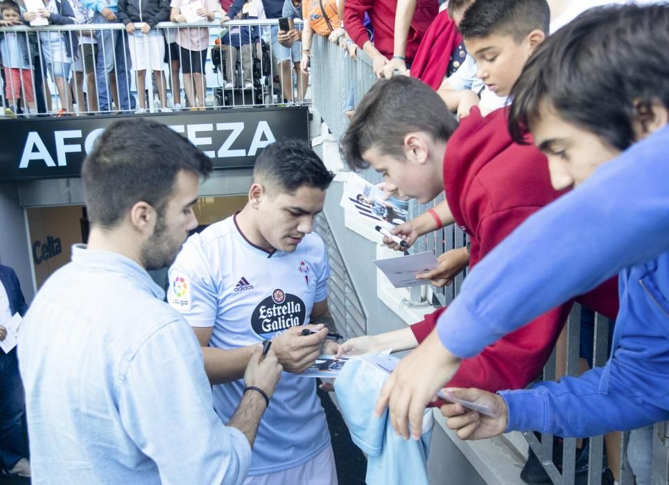 El ''Toro'' se gana a la bancada celeste en su presentación. // Ricardo Grobas