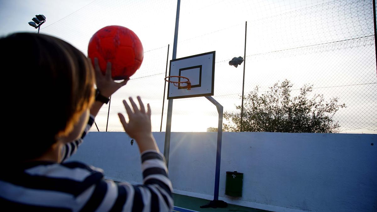 Niños haciendo deporte en un colegio.