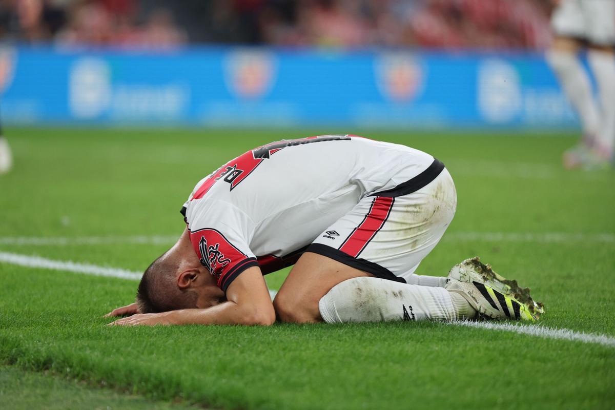 BILBAO, 25/08/2025.- El delantero del Rayo Jorge de Frutos se lamenta tras una ocasión fallada, durante el partido de la segunda jornada de LaLiga EA Sports que Athletic Club y Rayo Vallecano disputan este lunes en el estadio de San Mamés, en Bilbao. EFE/Luis Tejido