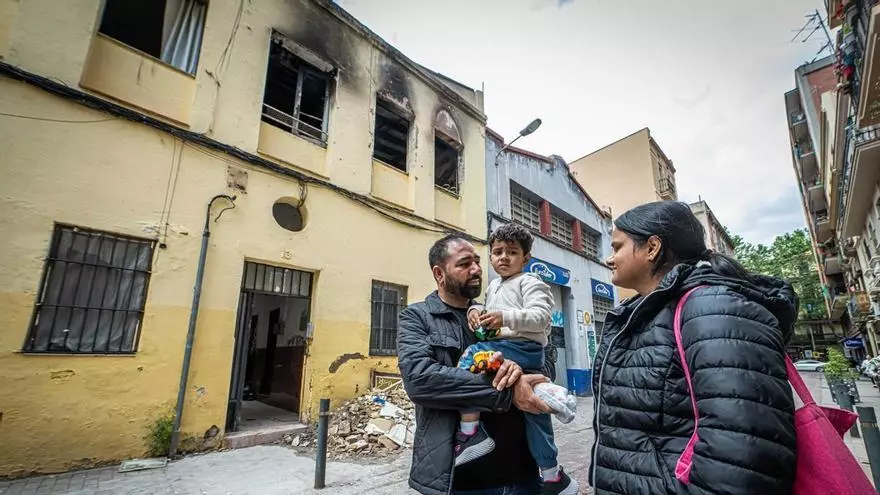 Una familia busca casa al perder todo en la explosión de Poblenou | Vídeo reportaje