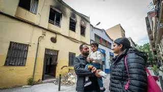 "Pensaba que había caído una bomba": una familia pierde su casa en la explosión del Poblenou y una vecina les da refugio