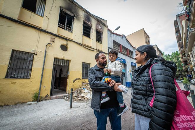 "Pensaba que había caído una bomba": una familia pierde su casa en la explosión del Poblenou y una vecina les da refugio