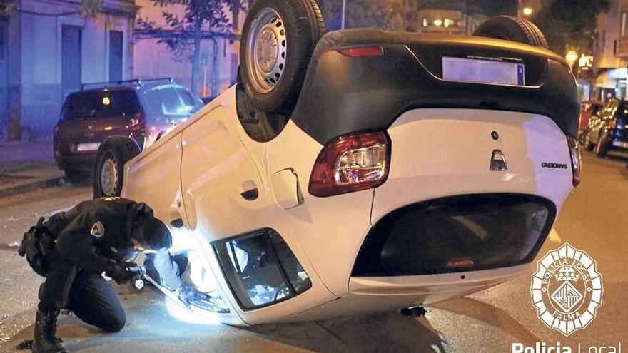 Vuelca el vehículo de un conductor borracho tras  golpear a un coche aparcado