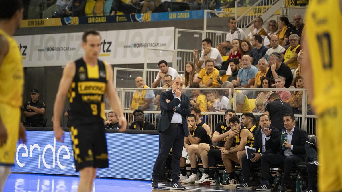 Txus Vidorreta observa el partido del Lenovo Tenerife contra el Gran Canaria