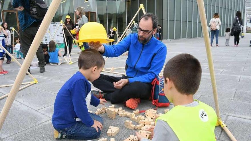 Padres e hijos aprenden en el Ágora a construir estructuras geométricas