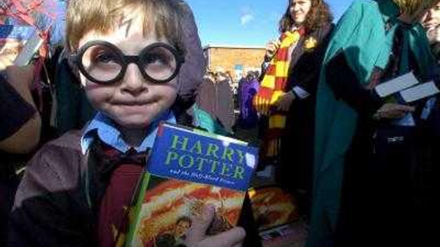 Un niño de cinco años, Lawson Hill, aficionado a las historias de Harry Potter, fue uno de las primeros australianos en conseguir el último libro de la serie, &quot;Harry Potter y el príncipe mestizo&quot;,