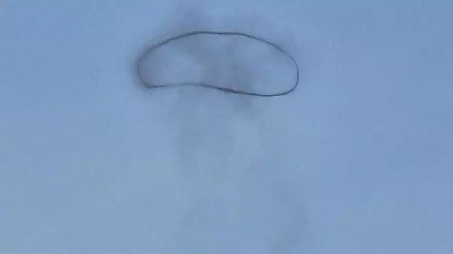 El "estrañu" fenómenu que se dibuxó nel cielu de Turón (y non, nun ye un ovni): "Tuvimos que parar el coche pa fae-y semeyes"