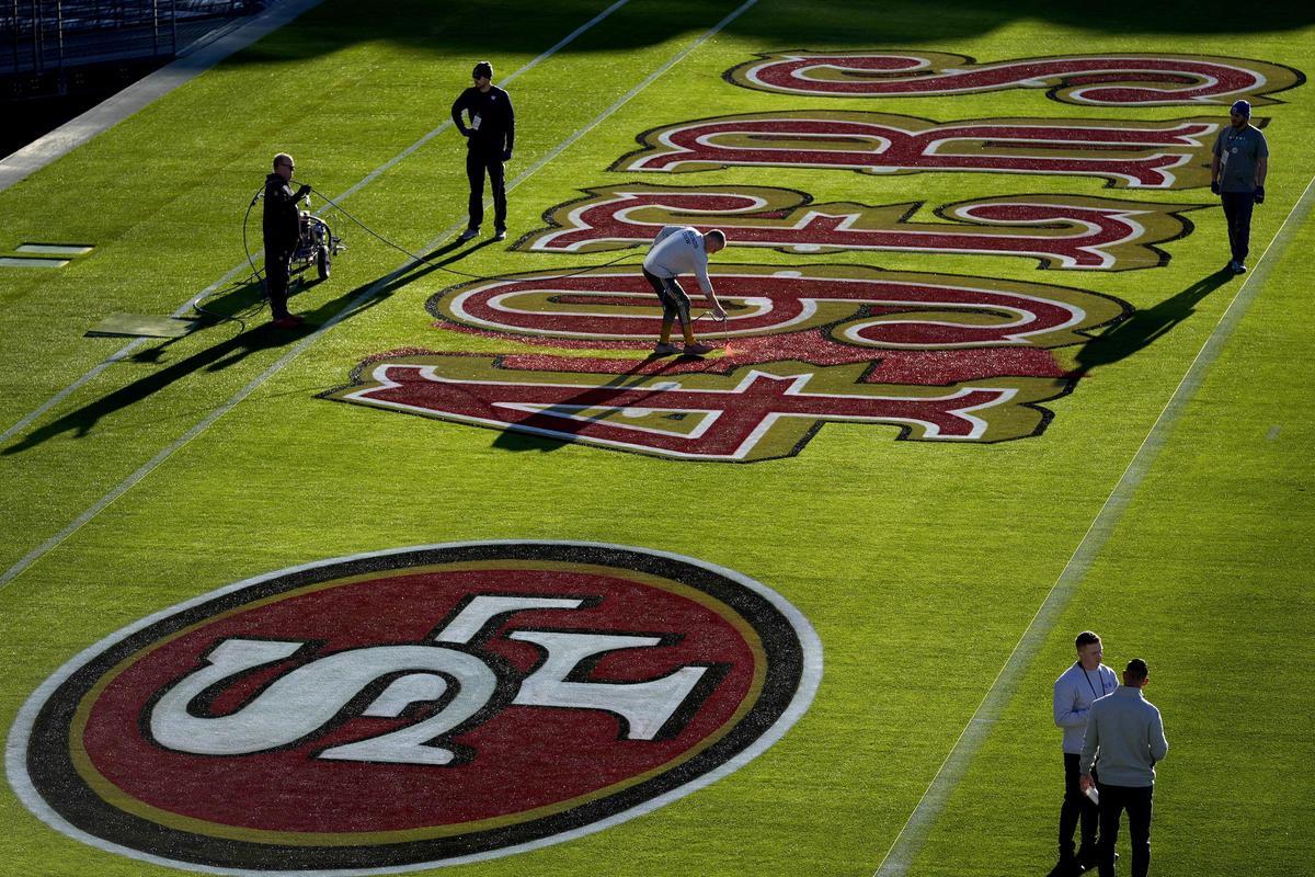 Operarios trabajan en el diseño del verde de la Super Bowl LVIII entre los San Franciso 49ers y los Kansas City Chiefs.