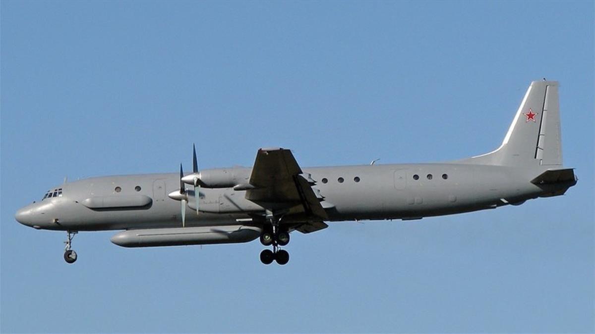 Un avión militar ruso desaparece tras un ataque de cazas israelíes en Siria.