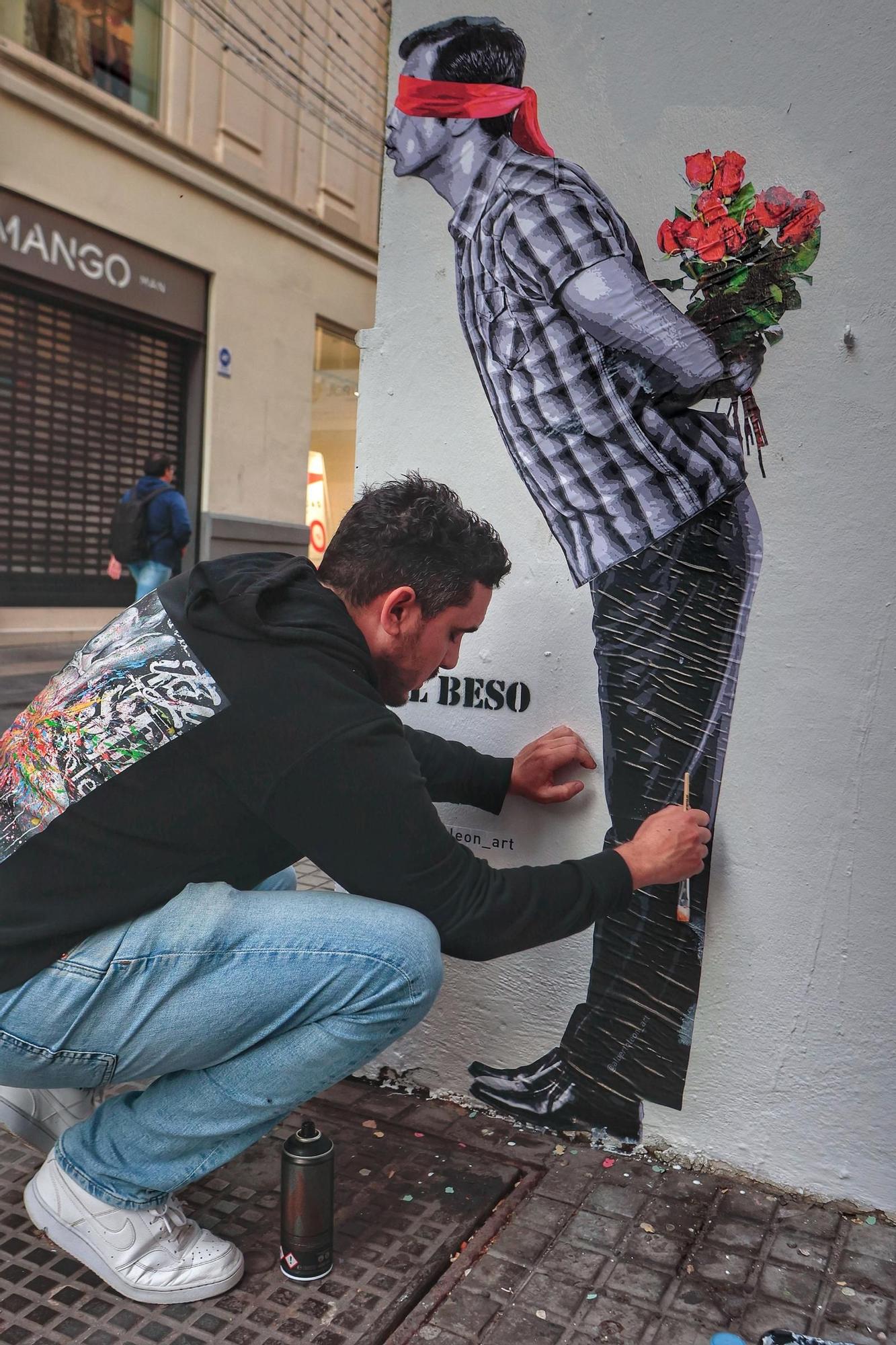 Alberto León pinta 'su beso' en la calle del Castillo