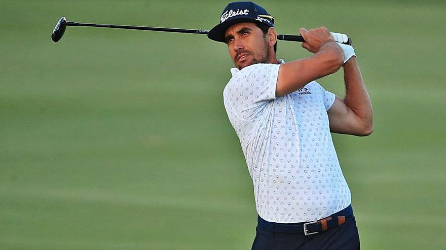 Rafa Cabrera Bello ejecuta un golpe durante el torneo de Abu Dhabi.