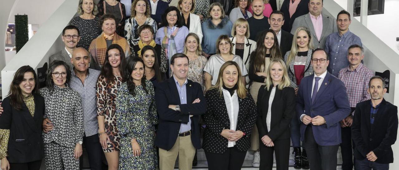 Los profesores homenajeados, ayer en el Calatrava, con la directiva de ANPE en primera línea junto a la consejera Lydia Espina y el teniente de alcalde de Oviedo Mario Arias. | Irma Collín