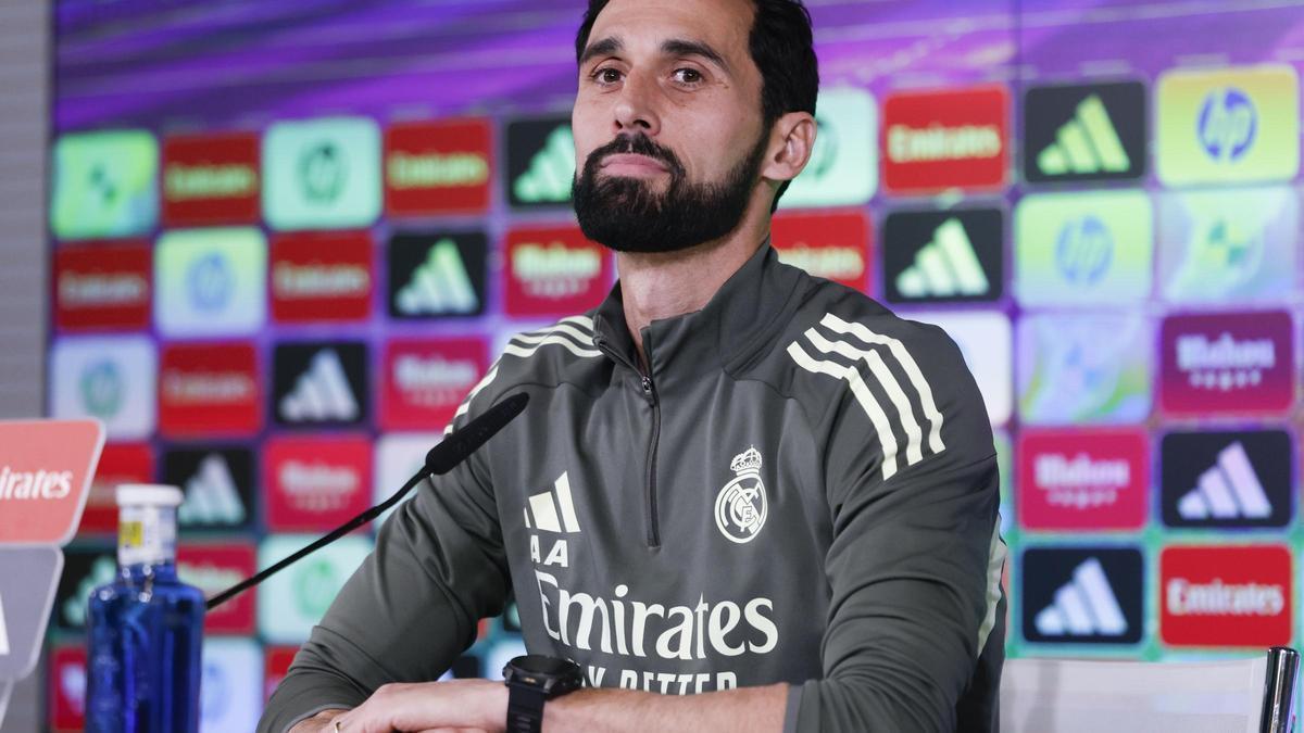 Arbeloa revela cómo fue su charla con Xabi Alonso tras tomar su relevo: “Me deseó lo mejor”