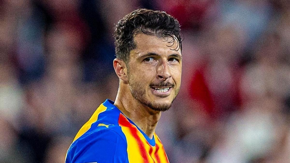GUIDO, CON LA SENYERA DEL VALENCIA CF