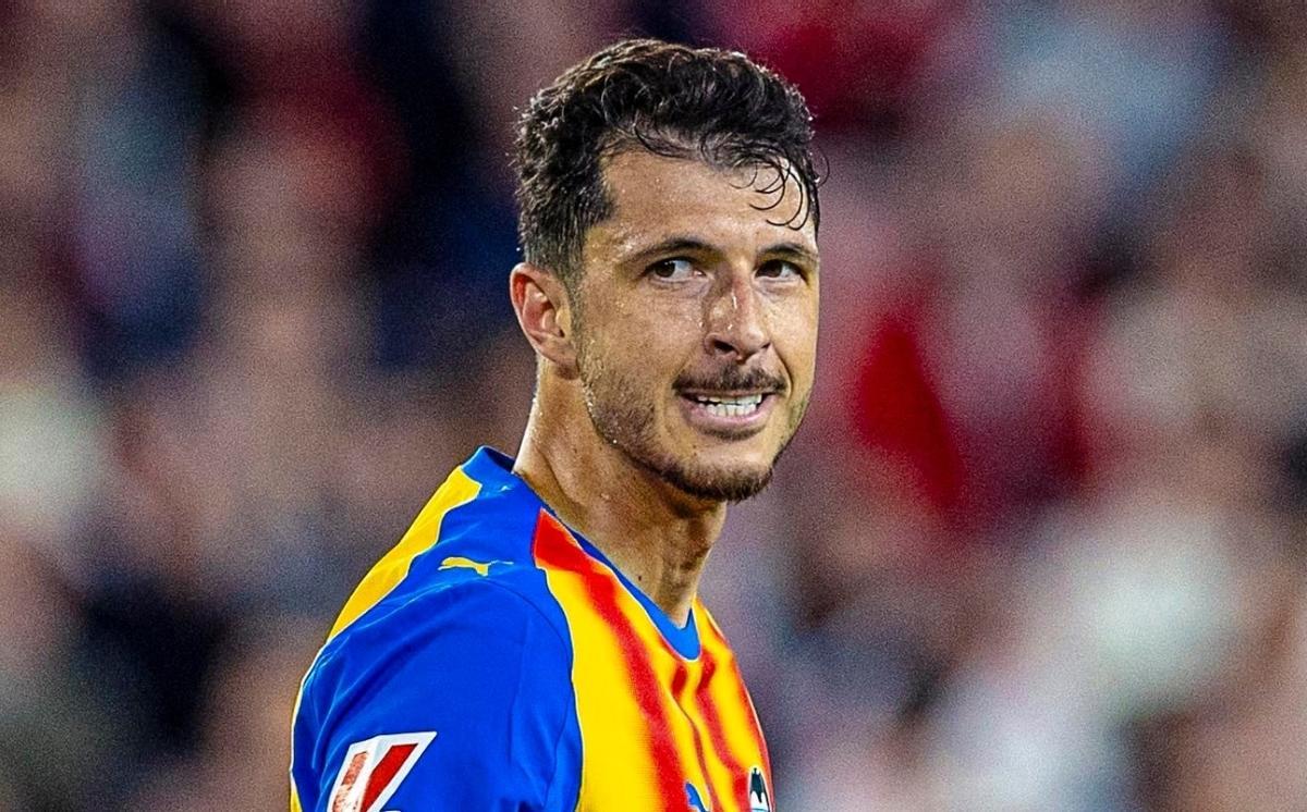 GUIDO, CON LA SENYERA DEL VALENCIA CF