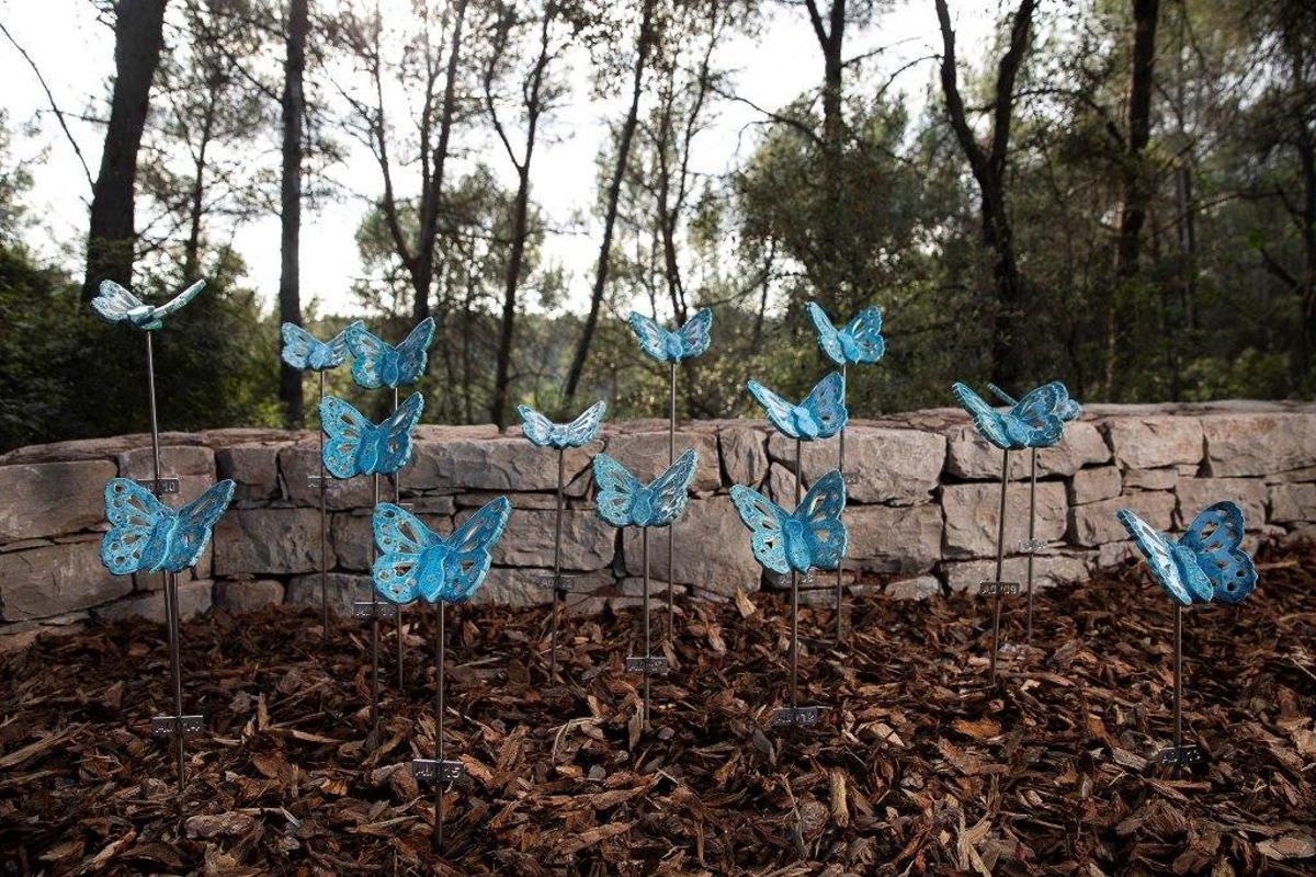 Las familias podrán colocar unas mariposas cerámicas elaboradas artesanalmente para recordar a sus hijos