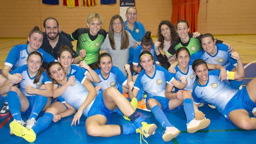 Las jugadoras del Xaloc y el cuerpo técnico posan en el pabellón Vicente Crespo de Alicante tras su primera victoria en Primera.