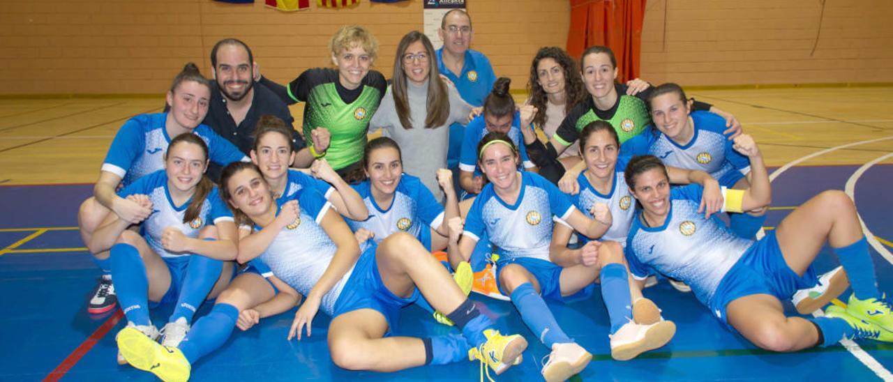 Las jugadoras del Xaloc y el cuerpo técnico posan en el pabellón Vicente Crespo de Alicante tras su primera victoria en Primera.