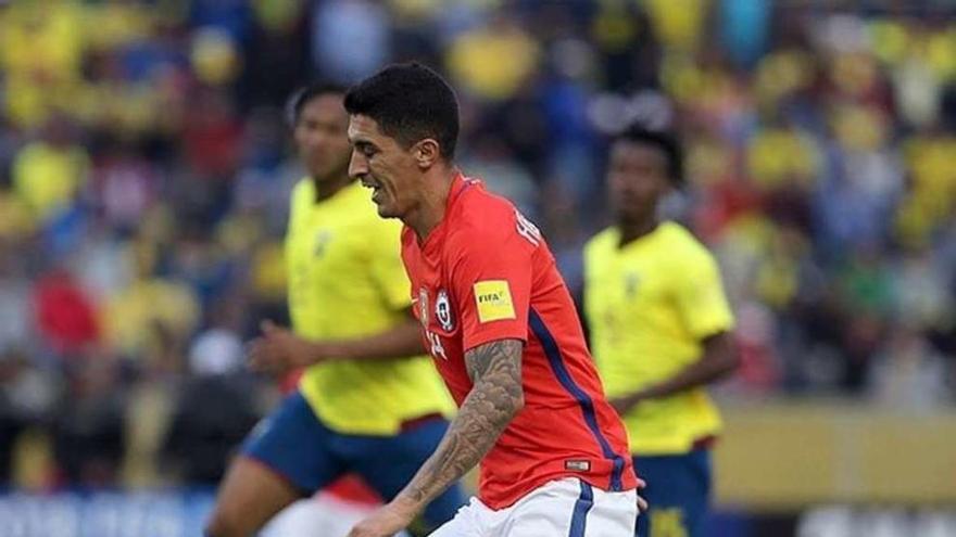 Pablo Hernández controla el balón durante el partido de la selección chilena contra Ecuador.