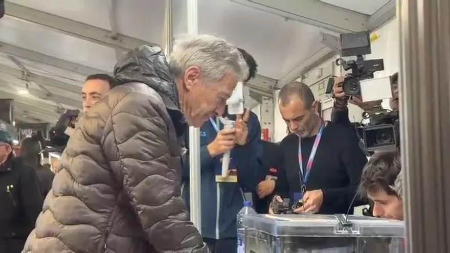 ️ Pichi Alonso ya ha votado en la carpa de votaciones del Spotify Camp Nou.