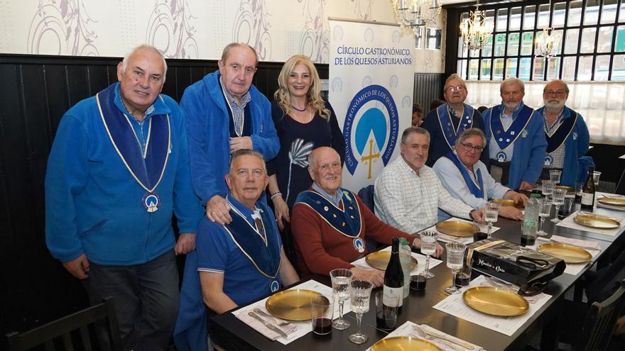 El tres leches de Pría azul, protagonista de la comida de exaltación del Círculo Gastronómico de Quesos Asturianos