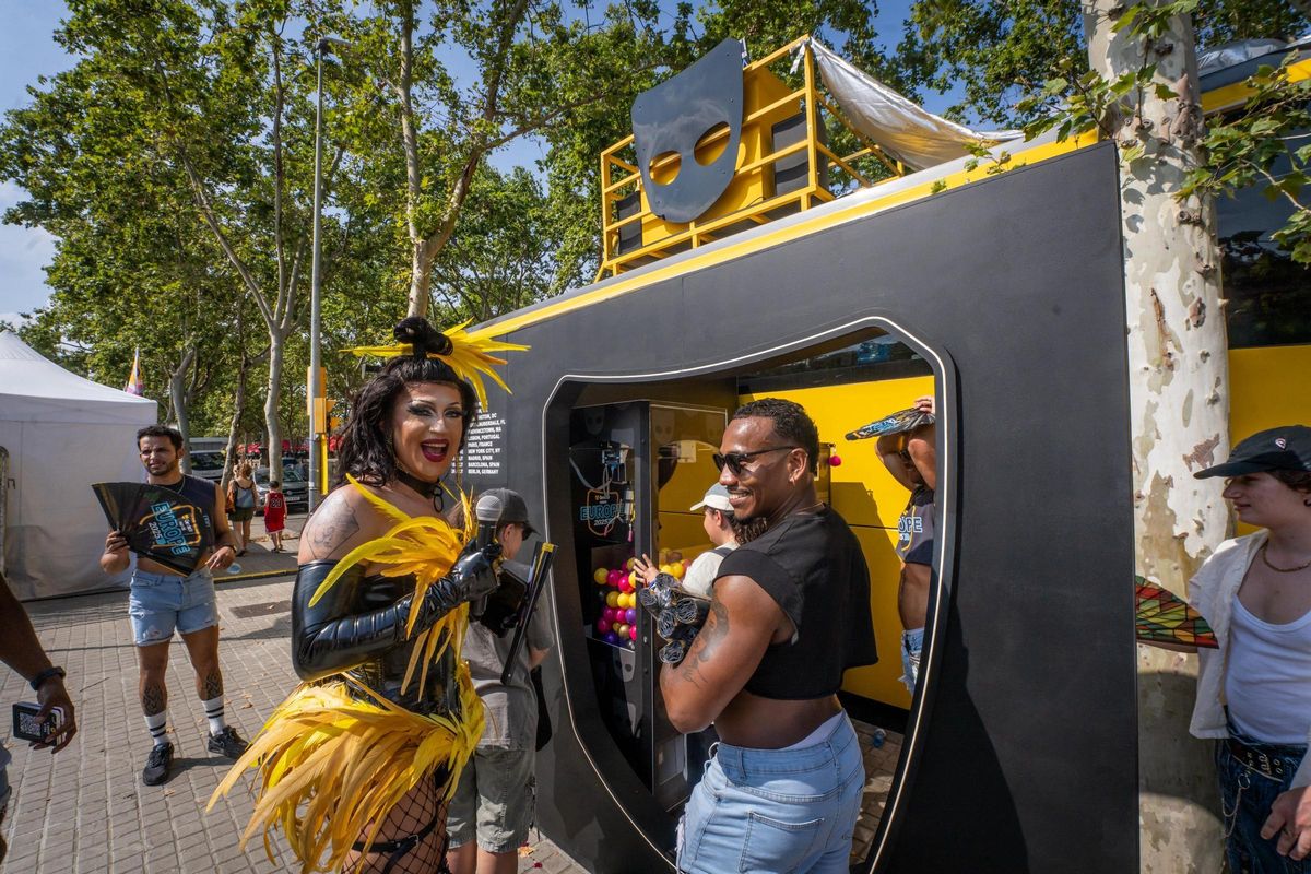 El autobús de Grindr en el Pride de Barcelona