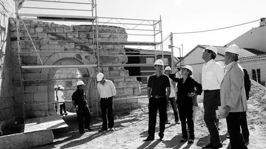 González Prada, Valdeón, Castro y Pérez, junto a varios trabajadores y autoridades durante la visita a las obras de la iglesia del Sepulcro