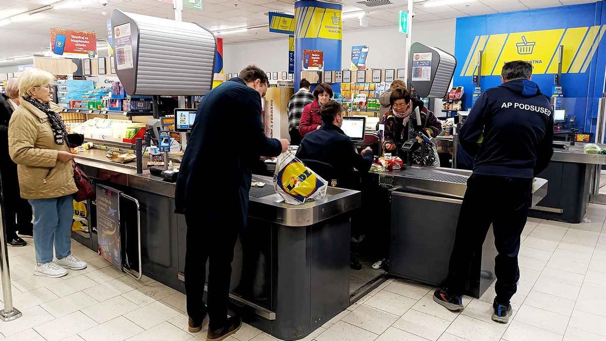 Aviso de Lidl por el "grandísimo problema" por la prohibición de circular camiones por el temporal y mensaje a los ciudadanos sobre el acopio de alimentos en sus hogares: así afecta a los asturianos