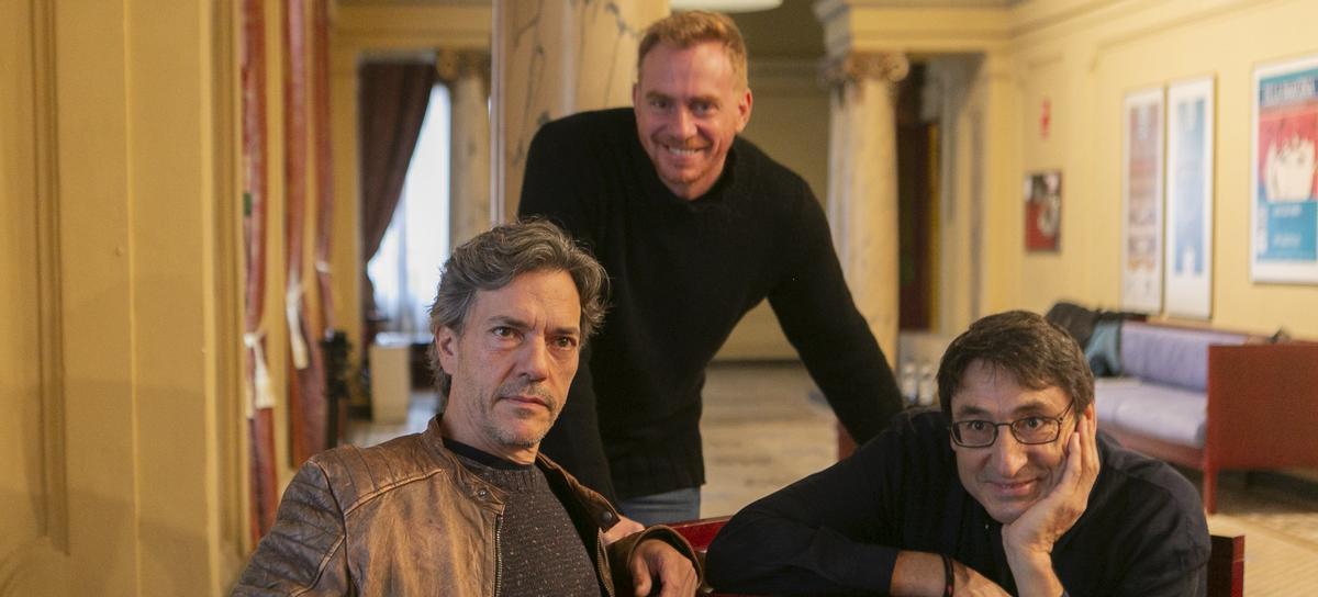 Por la izquierda, Miguel Hermoso, Claudio Tolcachir y Carmelo Gómez, ayer, en el Palacio Valdés.