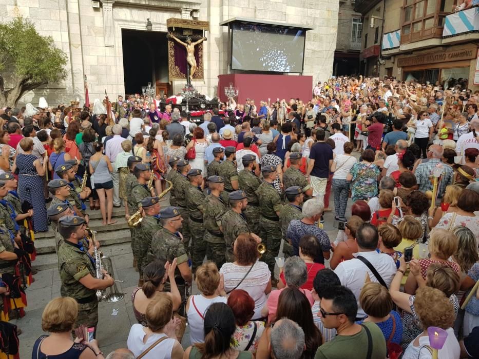 Miles de fieles acompañan a la imagen del nazareno en la tradicional procesión por el centro de la ciudad con principio y final en la Colegiata.