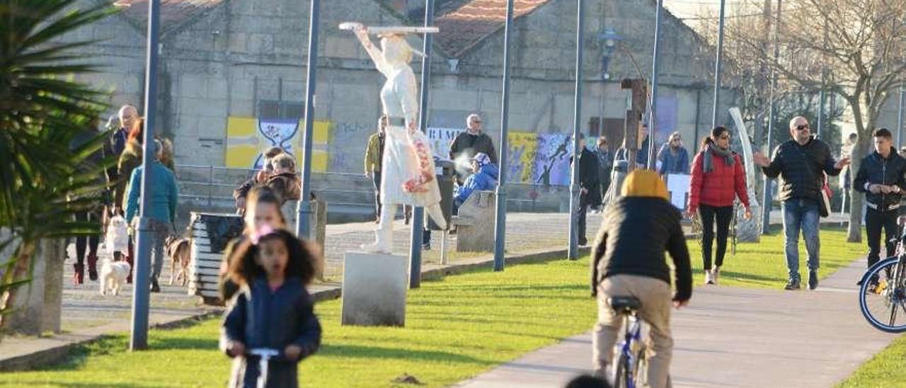 Niños y familias disfrutando del paseo marítimo de Cangas. // Gonzalo Núñez