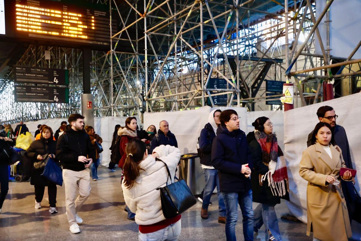 Pasajeros entre las obras de la Estación del Norte