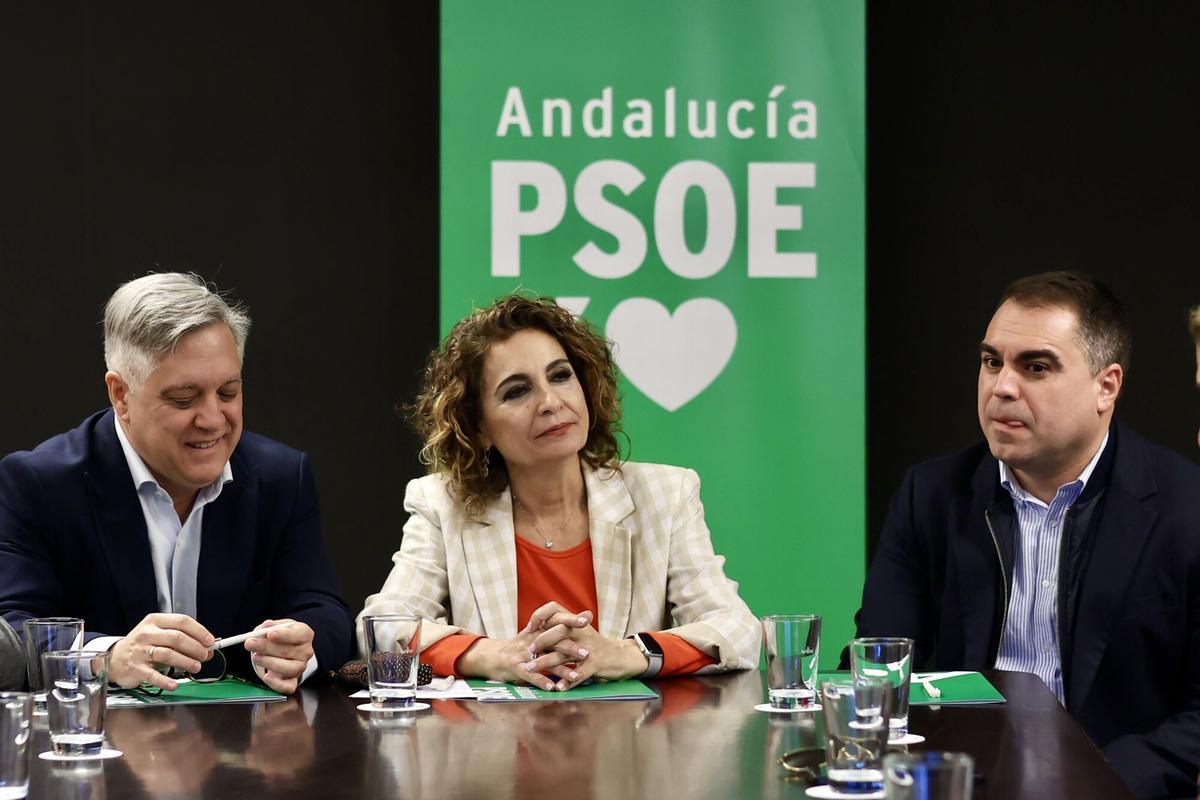 La secretaria general del PSOE-A y candidata a la Presidencia de la Junta de Andalucía, María Jesús Montero, junto a Juan Cornejo (derecha), secretario de Organización del PSOE de Cádiz, y Óscar Torres, portavoz del grupo municipal socialista en el Ayuntamiento de Cádiz.