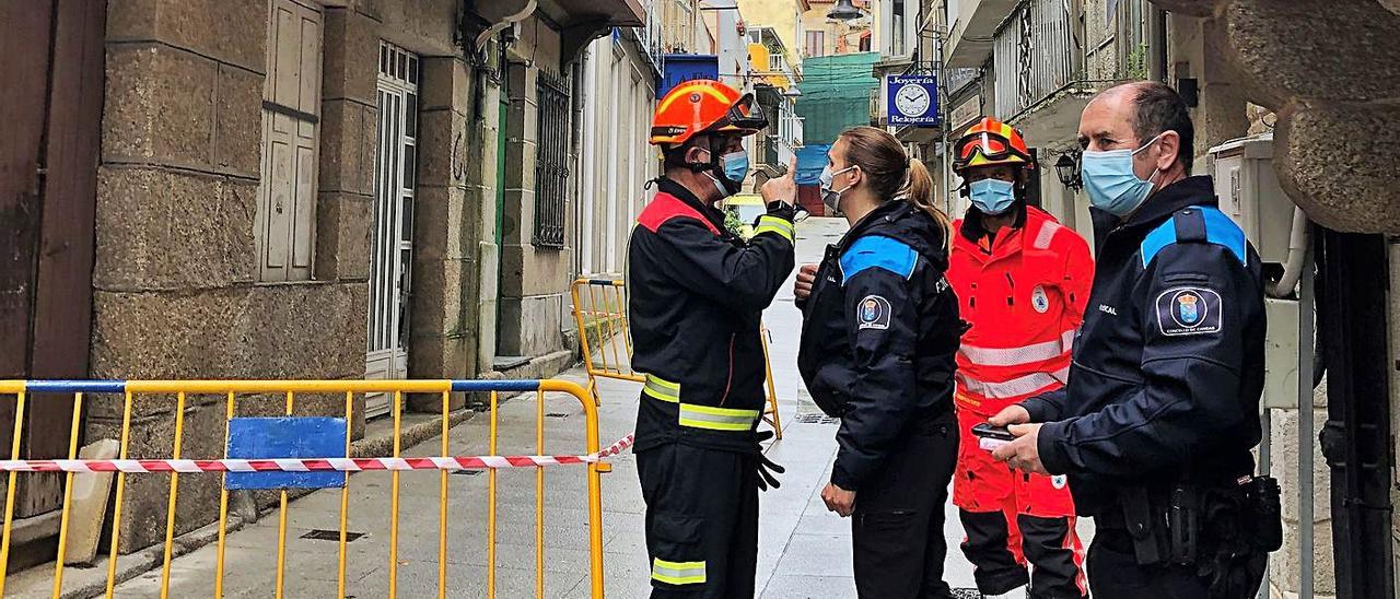 Policía Local y Emerxencias-Protección Civil, en la actuación de ayer en Pablo Iglesias. |   // G.NÚÑEZ