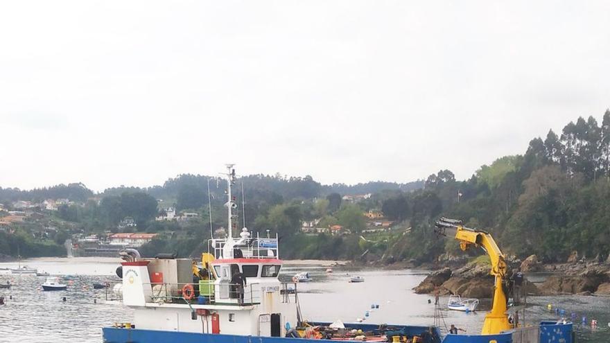 La Xunta elimina la roca que limitaba el uso del puerto de Lorbé tras años de demandas