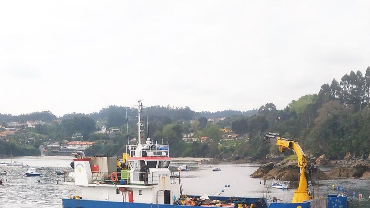 Trabajos de la Xunta con la roca del puerto de Lorbé.   | // L.O.