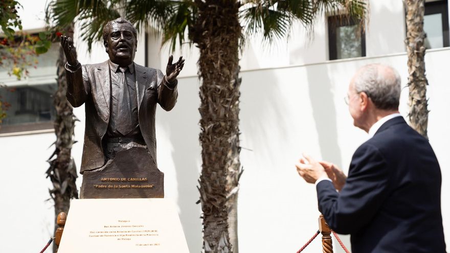 Málaga recuerda al cantaor Antonio de Canillas con una escultura en los jardines de calle Alcazabilla