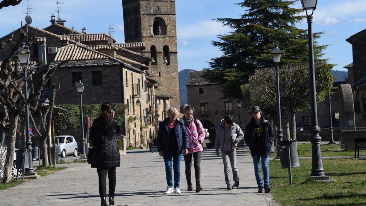 Visitantes paseando por las calles de la localidad de Aínsa.