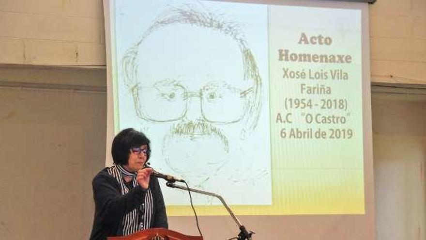 La asociación O Castro de Baión, en Vilanova de Arousa, homenajeó ayer a la figura del historiador Xosé Lois Vila Fariña, fallecido en 2018. // I.A.