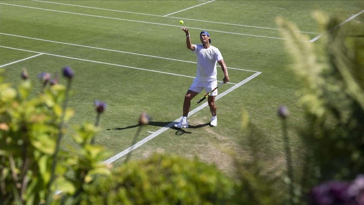 Nadal, en un entrenamiento en las pistas del All England Lawn de Wimbledon.