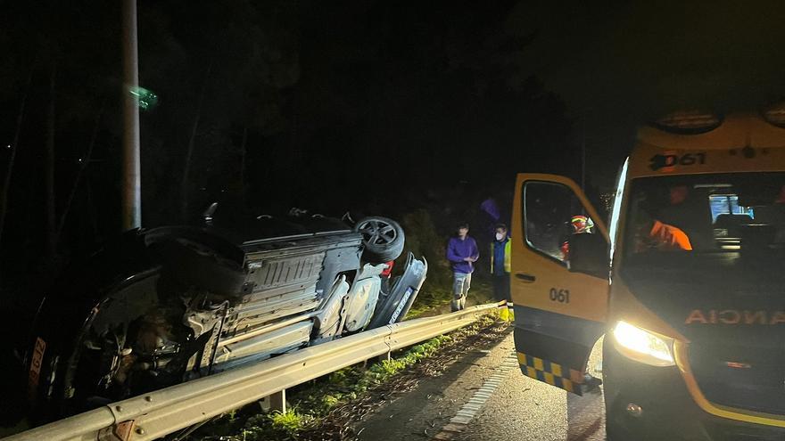 Vuelca en Barbadás tras chocar con un coche que esquivó a un jabalí