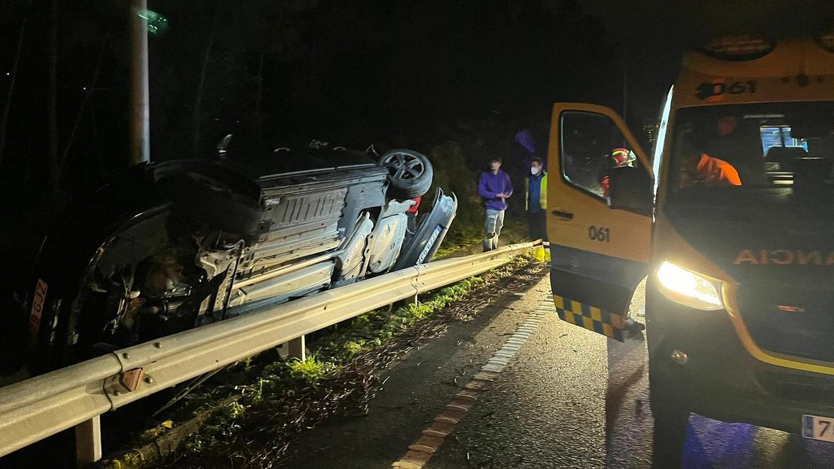 El coche volcado tras el guardarraíl en Barbadás.