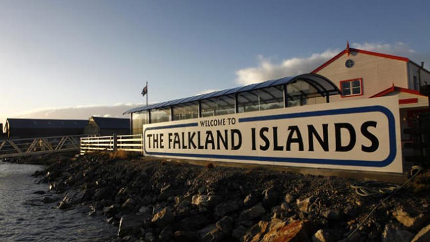 Vista del cartel de bienvenida a las Islas Malvinas.