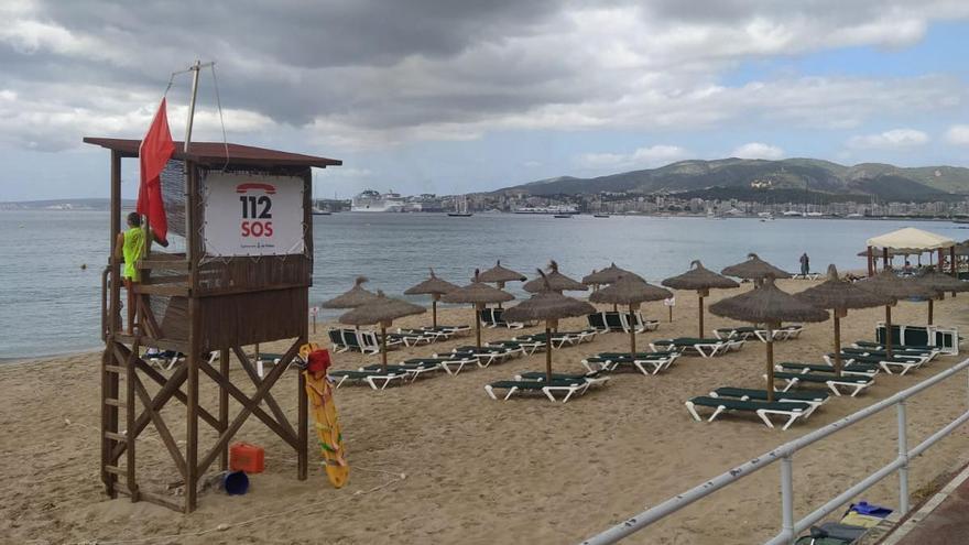 Rote Flagge an Stränden, Verkehrschaos und Flugverspätungen: Heftiger Sommerregen überrascht Mallorca