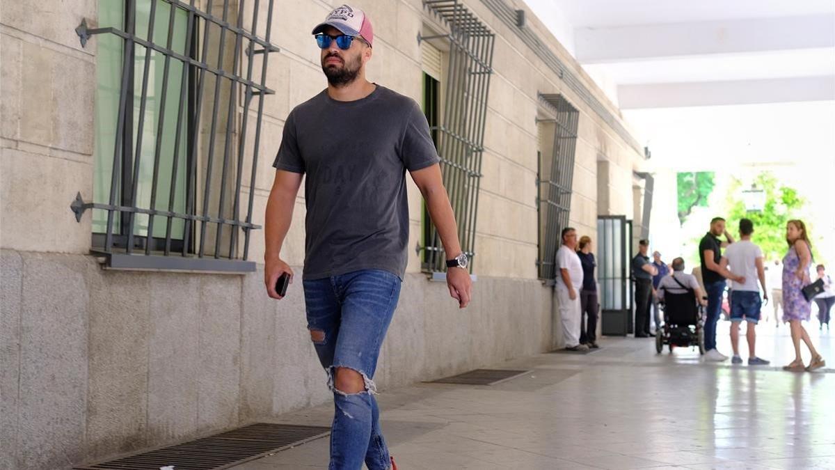 El guardia civil Antonio Manuel Guerrero, a la salida del juzgado de Sevilla, el 21 de junio del 2019