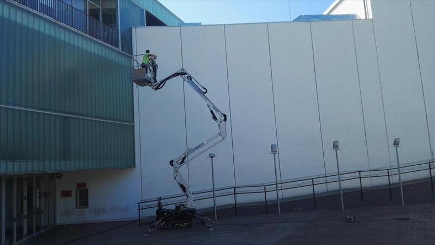 El ayuntamiento realiza obras de reparación en la fachada del auditorio