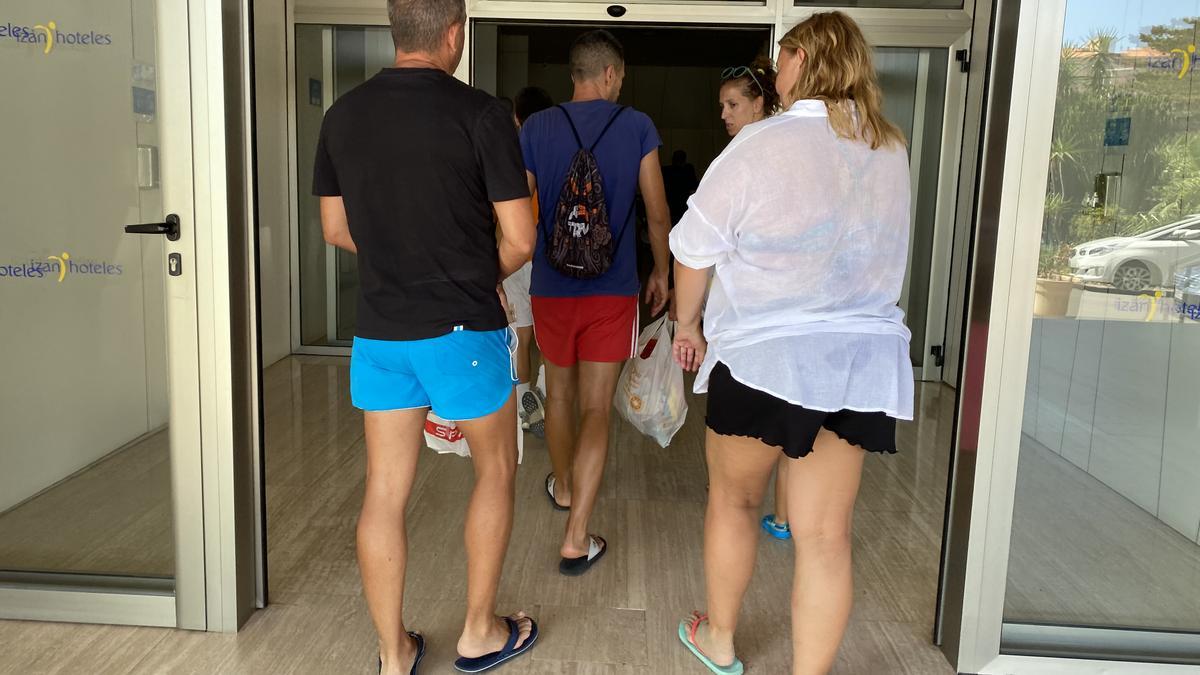 Varios clientes entran a un hotel de La Manga.