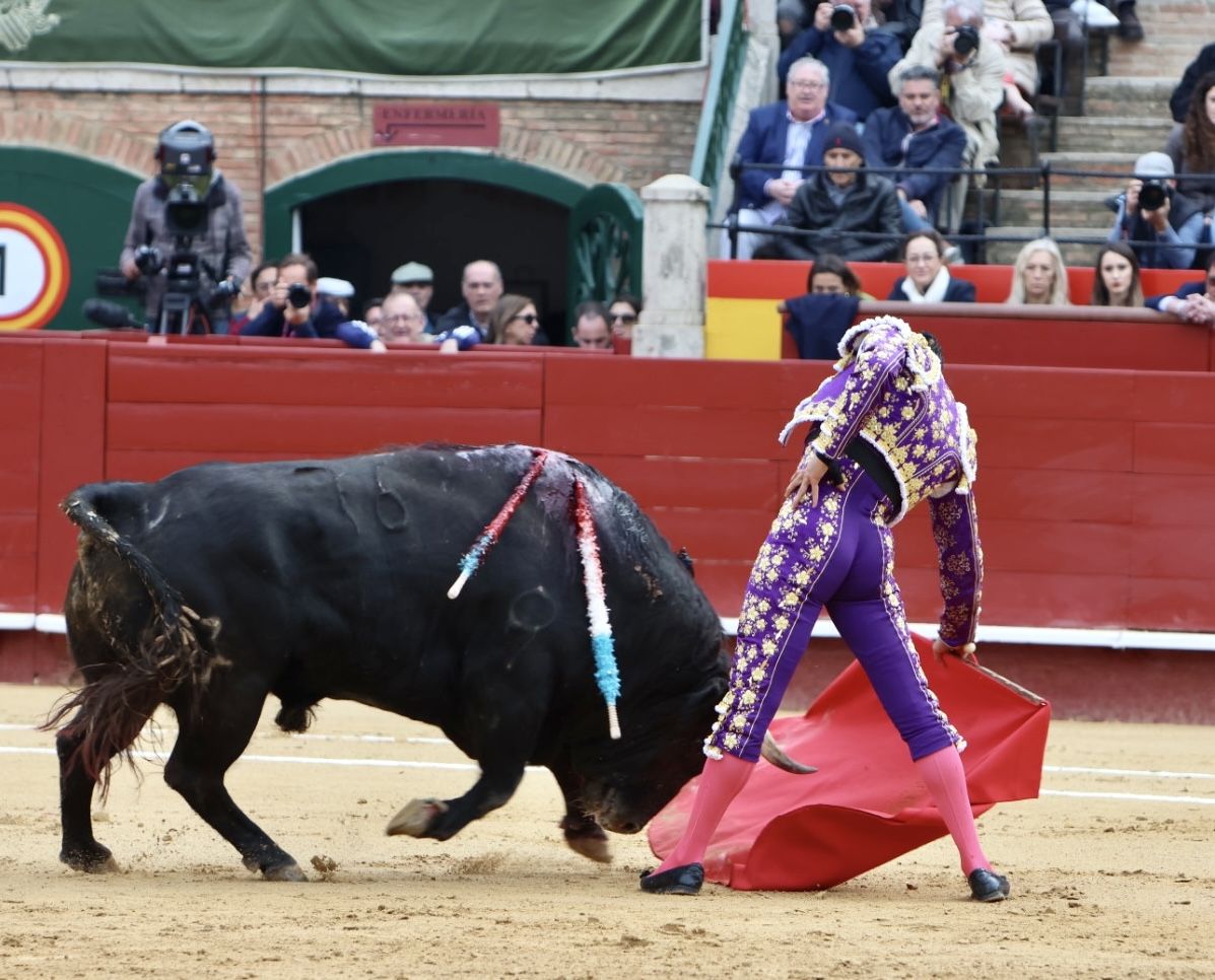 Manzanares arropado por aficionados de Alicante en la Feria de Fallas